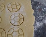 Foto del paso 2 de la receta: Pelotitas de futbol en galletitas pintadas