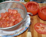 Foto del paso 2 de la receta: Tomates rellenos de aguacate, cebolla y queso