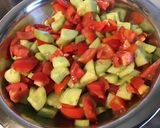 Une image de l'étape 5 de Salade de tomates et concombres au thon sauce algues et ciboulette.