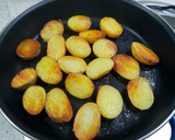 Foto del paso 5 de la receta: Patatas salteadas con aliño de pasta tahini, eneldo y limón🥔