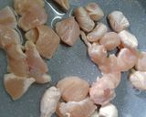 รูปขั้นตอนการทำที่ 2 ของ อกไก่ผัดผงกะหรี่ ใส่ไข่ ผักสามสี คลีน