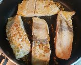 Foto del paso 3 de la receta: Salmon a la ajillo😋