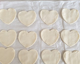 Foto del paso 3 de la receta: Piruletas corazón de hojaldre relleno de mermelada