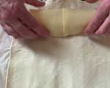 Foto del paso 3 de la receta: Hojaldre con pavo, jamón serrano y queso