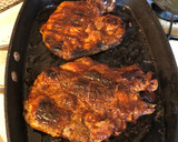 Foto del paso 3 de la receta: Chuleta a la plancha con salsa barbacoa…