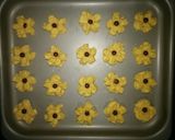 Foto langkah ke 6 dari resep Kue semprit mawar.