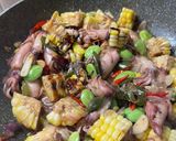Foto langkah ke 5 dari resep Tumis Cumi Asin Pete Jagung.