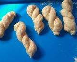 Foto langkah ke 4 dari resep Korean Twisted Doughnut.