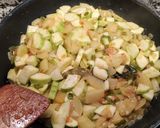 Foto del paso 3 de la receta: Merluza con calabacín y huevos cuajados