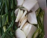 รูปขั้นตอนการทำที่ 1 ของ ผัดพริกอ่อนเครื่องในไก่