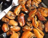 Kék (fekete) kagyló saját levében tejszínesen recept fázis 9 fotója