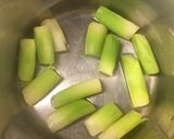 Lekka sałatka zero waste z końcówkami szparagów krok przepisu 1 zdjęcie