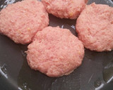 Foto del paso 7 de la receta: Hamburguesas de pollo con salsa de champiñones y queso azul
