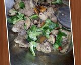 Foto langkah ke 5 dari resep Ayam cah jamur.