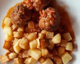 Foto del paso 4 de la receta: Albóndigas en salsa de tomates con papitas fritas