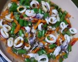 Foto langkah ke 3 dari resep Tumis Cumi Buncis Wortel.
