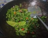 Foto langkah ke 3 dari resep Tumis pare teri.