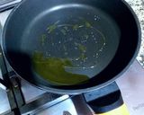 Foto del paso 1 de la receta: Mini penne en salsa bechamel con salteado de tiras de pechuga