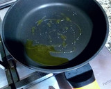 Foto del paso 1 de la receta: Mini penne en salsa bechamel con salteado de tiras de pechuga