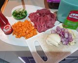 Foto langkah ke 1 dari resep Tumis Daging Saos Tomat dan Wortel.
