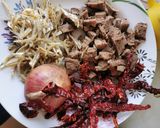 Gambar langkah 1 resipi Nasi goreng daging.