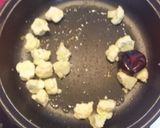 Foto del paso 2 de la receta: Arroz con bacalao ajos tiernos y coliflor