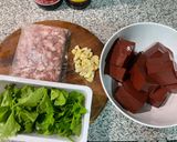 รูปขั้นตอนการทำที่ 1 ของ เลือดหมูผัดขึ้นฉ่าย
