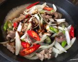 รูปขั้นตอนการทำที่ 4 ของ ผัดพริกหมู