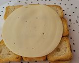 Foto del paso 3 de la receta: Tosta de minitostas con queso, jamón y aguacate