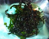 Foto langkah ke 1 dari resep Miyeok Guk Simple.