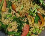 Foto langkah ke 8 dari resep Indomie Goreng Nyemek.