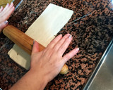 Foto del paso 3 de la receta: Rollito de canapé de pan bimbo de Philadelphia y membrillo