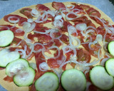 Foto del paso 3 de la receta: Pizza de calabacín, cebolla y quesos