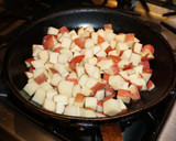 Foto del paso 2 de la receta: Papas salteadas con romero y pimientos