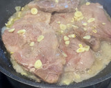 Foto del paso 3 de la receta: Chuletas de cerdo al ajillo