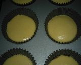 A picture of step 6 of Manhatan cheesecake cupcakes.