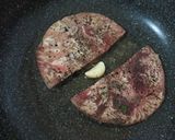Foto langkah ke 2 dari resep Wagyu Beef Steak with Mushroom Sauce.