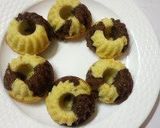 A picture of step 7 of Marbal muffins.