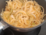 Pechugas de pollo con salsa de cebolla y mostaza