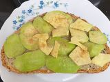 Tostada de huevo y aguacate