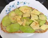 Foto del paso 3 de la receta: Tostada de huevo y aguacate