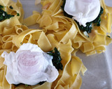 Foto del paso 5 de la receta: Nidos de pasta con espinacas y huevo poché