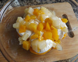 Foto del paso 3 de la receta: Postre improvisado con melocotones en almíbar y fruta con crema apto para diabéticos