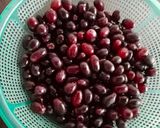 A picture of step 1 of Black Grapes Jam.