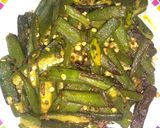 A picture of step 3 of Chatpati bhindi/okra.