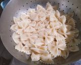 A picture of step 1 of Creamy Red sauce Farfalle Pasta with green peas.