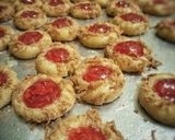 Foto langkah ke 6 dari resep Strawberry Cheese Thumbprint Cookies.