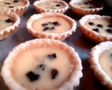 Foto langkah ke 6 dari resep Pie Susu Kismis.