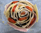 Foto del paso 5 de la receta: 627. Flor de hojaldre de jamón y queso (principal pizza)
