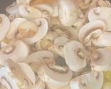 Foto del paso 2 de la receta: Pollo al champiñón con crema y espinaca